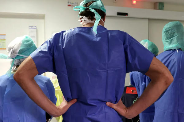 Quatre vies sauvées grâce à une greffe de reins simultanée entre huit patients : on vous explique cette première mondiale en France